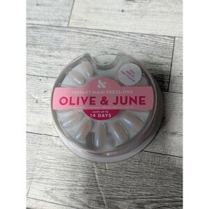 4 X Olive & June Instant Mani Press‑On Nails – Pink Goldfish – Medium